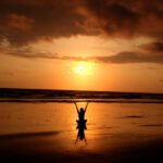 Naturterapi rulle_yoga på strand i solnedgang